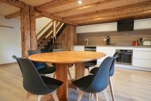 a kitchen with a wooden table and chairs at Le Perchoir du Grand Valtin - Gîte 5 personnes - Altitude 830 in Ban-sur-Meurthe-Clefcy