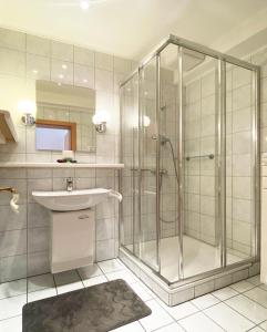 Et badeværelse på Ferienwohnungen Sauerschnig