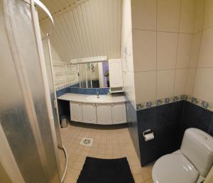 un bagno con un water e un lavandino di Rauma Room's House 11 a Rauma Altre 67 foto