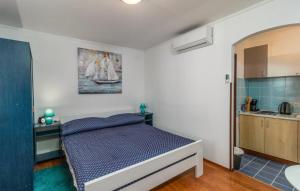 ヤドラノボにあるApartments Mare Jadranovoの小さなベッドルーム(ベッド1台付)、キッチンが備わります。
