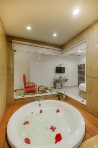 Galeriebild der Unterkunft Hotel Sallow Grand in Amritsar + 38 Fotos