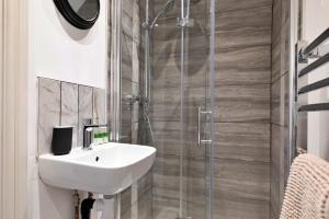 a bathroom with a sink and a shower at Finest Retreats - Kingsley Hollows Cottage in Kingsley +24 photos