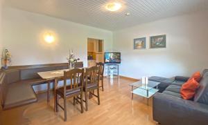 Et tv og/eller underholdning på Ferienwohnungen Sauerschnig