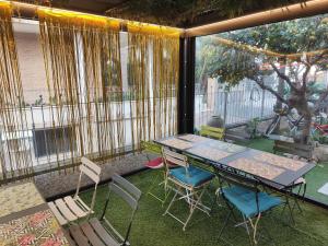 a screened in porch with a table and chairs at B&B Villa Lilla spiaggia inclusa e bici gratuite a San Benedetto del Tronto Camere con terrazzo e Colazione inclusa in San Benedetto del Tronto