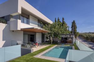 Bazén v ubytování Crystal Sun Luxury Villa by Estia nebo v jeho okolí