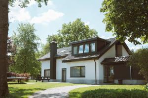 una casa con techo negro en Groepsvilla | 24 personen, en Voorthuizen