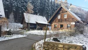Roubenky Sunny Hill Cottages v zimě