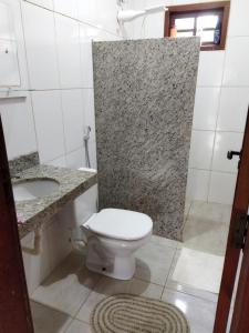 リニャレスにあるCasa de Campo , Lagoa Nova - Linhares ESの白いトイレと洗面台のあるバスルーム