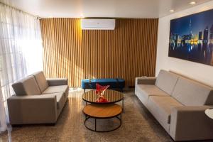 Uma área de estar em Fenix Hotel Pouso Alegre
