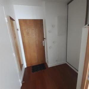 an empty room with a door and a hallway at Charmant studio in La Garenne-Colombes