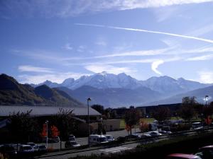 サランシュにあるLe Haut du Rosayの駐車場からの山脈の眺め