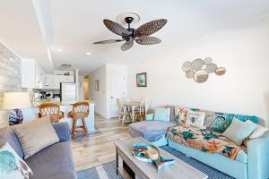 デューイ・ビーチにあるThe Surfrider --- 1904 Coastal Highway Unit Eのリビングルーム(青いソファ、天井ファン付)