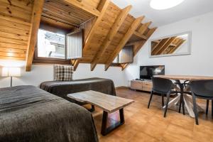 Televízia a/alebo spoločenská miestnosť v ubytovaní Riu Nere Mountain Apartments