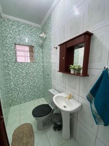 a bathroom with a sink and a toilet at Casa em Sorocaba in Sorocaba +8 photos