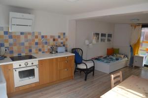 a kitchen and a bedroom with a bed in a room at Ferienwohnungen Treiber in Eggenstein-Leopoldshafen - Nähe KIT Campus Nord und Karlsruhe in Eggenstein-Leopoldshafen