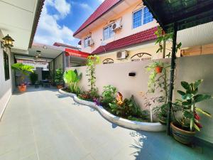 a courtyard of a house with plants in it at Ipoh 168 Taman Pelangi, Persiaran Halaman Ampang Ipoh in Ipoh