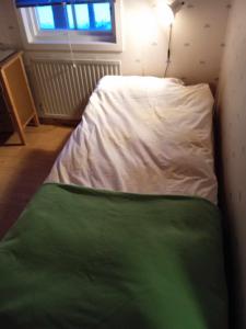 Postel nebo postele na pokoji v ubytování Sandsjö stugan