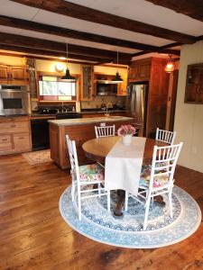 une cuisine avec une table et des chaises dans une cuisine dans l'établissement Acadia Lobsterman's Farmhouse & Cottage, à Lamoine Beach 31 autres photos