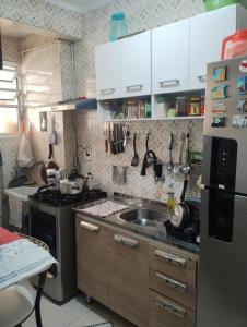 O bucătărie sau chicinetă la Sinta-se em casa, mesmo longe dela!