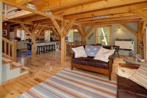 ein Wohnzimmer mit Couch und Küche in der Unterkunft Acadia Lobsterman's Secret Cottage in Lamoine Beach