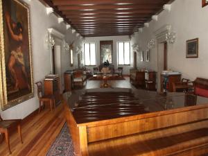a room with aasteryasteryasteryasteryasteryasteryasteryasteryasteryasteryasteryastery at B&B Palazzo Scolari in Polcenigo