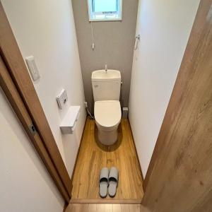 y baño con aseo y un par de zapatillas. en Villa ANOTONA No 1, en Fujikawaguchiko 9 fotos más