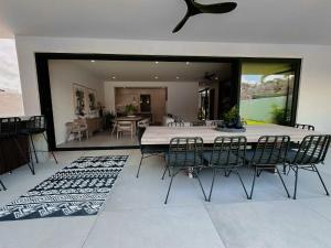 Posezení v ubytování Luxury Modern Villa Puerto Aventuras - Rivera Maya