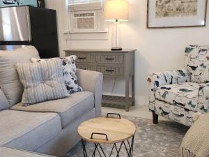 Χώρος καθιστικού στο Acadia Lobsterman's Coastal Bungalow +5 φωτογραφίες
