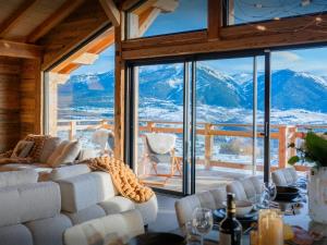 una sala de estar con sofás y vistas a las montañas. en Chalet Càlid - OVO Network, en Font-Romeu