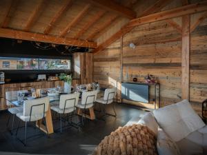 Un comedor con mesa y sillas y un televisor. en Chalet Càlid - OVO Network, en Font-Romeu