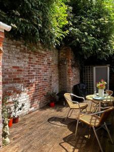 Kawasan patio atau luaran di A haven in the centre of Glastonbury