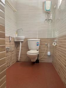 un baño con inodoro y lavabo en Island Retreat Vypin Entire Space, en Kochi