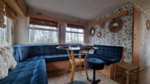 City Farmer Farmyard Stays, Sleep Easy, Stay Rural, Explore Amsterdam的休息区