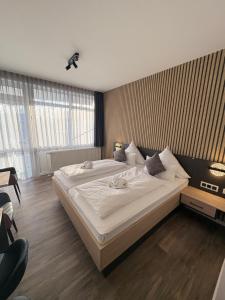 埃尔维特Flair Hotel zur Therme的卧室里有一张铺着白色床单的大床 更多88张照片