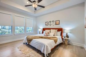 Un dormitorio con una cama y un ventilador de techo. en Base Camp in Austin, en Austin