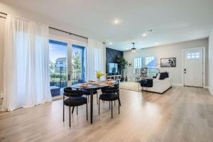 Una sala de estar con una mesa y sillas y un sofá. en Base Camp in Austin, en Austin