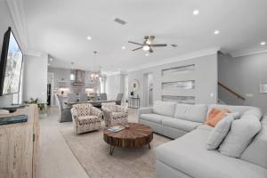 Televiisor ja/või meelelahutuskeskus majutusasutuses Chic Coastal 5BR in Inlet Beach with Golf Cart and POOL