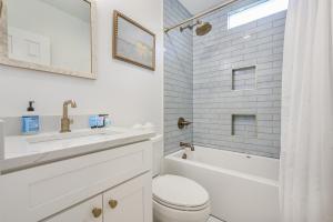 Un baño de The Bogard House 2BD and Free Parking