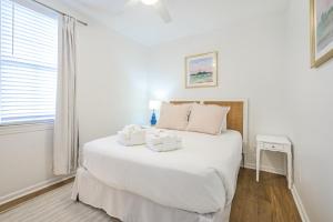 Una cama o camas en una habitación de The Bogard House 2BD and Free Parking