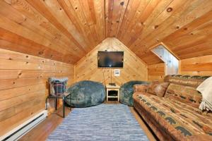 Χώρος καθιστικού στο Cozy Hayward Moose Lake Getaway