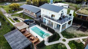 eine Luftaufnahme eines Hauses mit Swimmingpool in der Unterkunft Complejo Ohana in Sierra de la Ventana