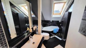 Koupelna v ubytování Apartments am Saalebogen mit Gartenterrasse, Grillkamin und freie Parkplätze