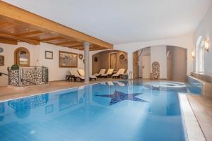 basen z gwiazdą na podłodze w obiekcie Familien- & Vitalhotel Auenhof w mieście Fulpmes