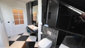 Koupelna v ubytování Apartments am Saalebogen mit Gartenterrasse, Grillkamin und freie Parkplätze