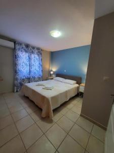 A bed or beds in a room at Sior Dionysios Apartments