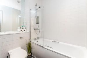 エディンバラにあるBeautiful Designer 2 Bed 2 Bath Old Town - Parkingのシャワーとトイレ付きの白いバスルーム +54枚の写真