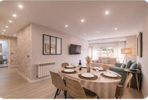 un soggiorno con un tavolo con sedie e un divano di Apartamento en Llanes a Llanes