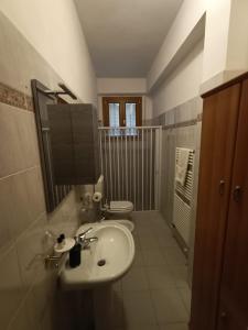 un baño con lavabo e inodoro en Casa SoleLuna, en Siena 17 fotos más