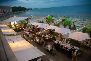 an overhead view of a restaurant with people sitting at tables at Апартамент 8 in Varna City