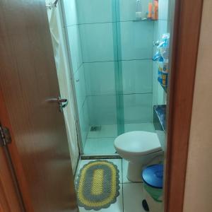 a small bathroom with a shower and a toilet at Hospedagem COP30 in Ananindeua